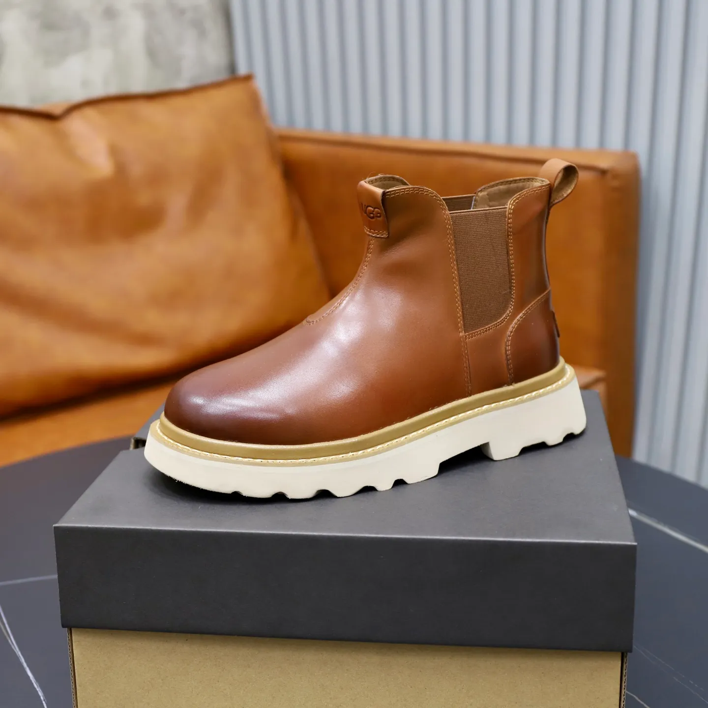 Ex-factory price: 680💰Thick wool imported from Australia Brand: UGG genuine purchase Size: 39-44 Grade: Official website 1:1 Material: First layer of genuine leather waterproof and antifreeze upper Real wool lining Original non-slip soft wear-resistant outsole Style category: Men's casual shoes Trendy style Comfortable on the feet Color: Official website color synchronization